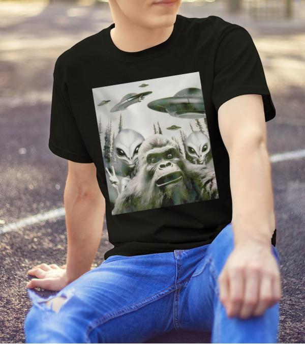 Bigfoot Aliens Selfie UFO Forest Adventure T-Shirt