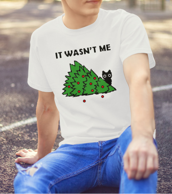 Cat Hiding Behind Christmas Tree It Wasn't Me T-Shirt