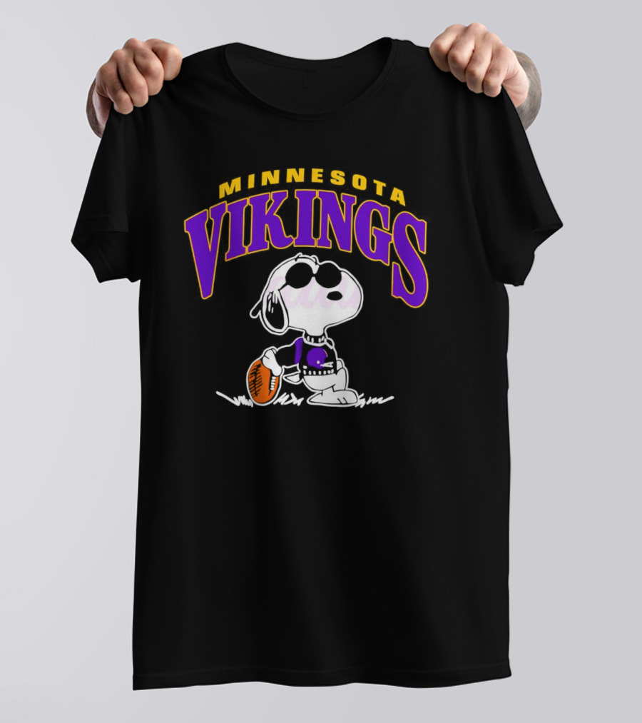Snoopy Minnesota Vikings Football T-Shirt