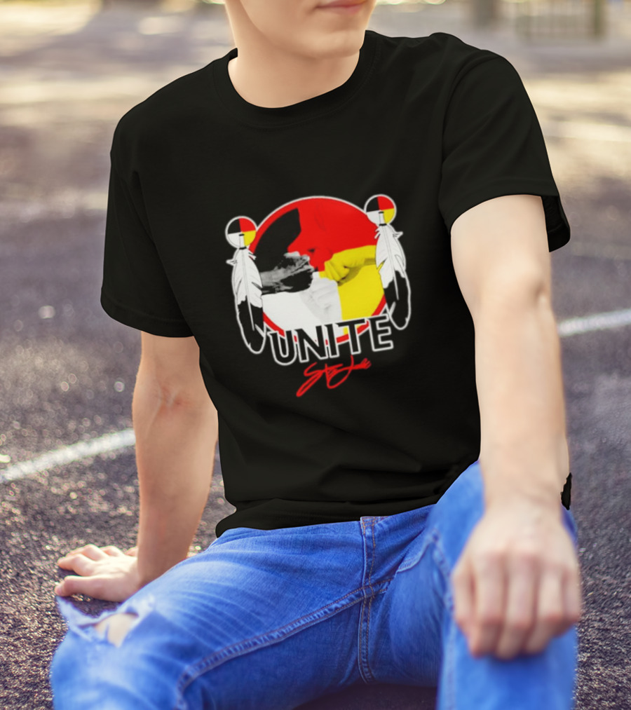 Unite Style Native American Fist Symbol Feathers T-Shirt