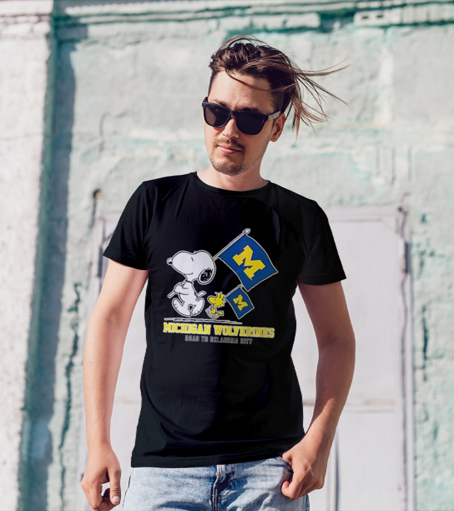 Snoopy And Woodstock Michigan Wolverines Flags Road To Oklahoma City T-Shirt