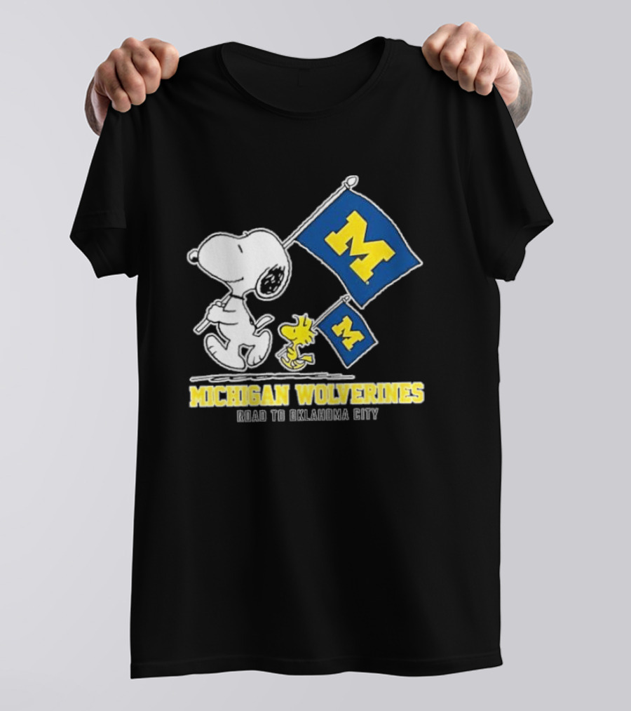 Snoopy And Woodstock Michigan Wolverines Flags Road To Oklahoma City T-Shirt