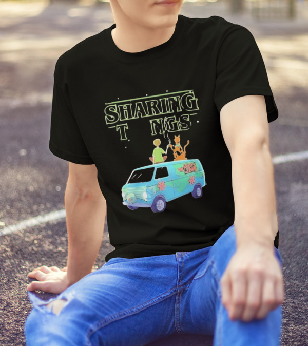 Scooby Doo Sharing Tings With Mystery Machine T-Shirt