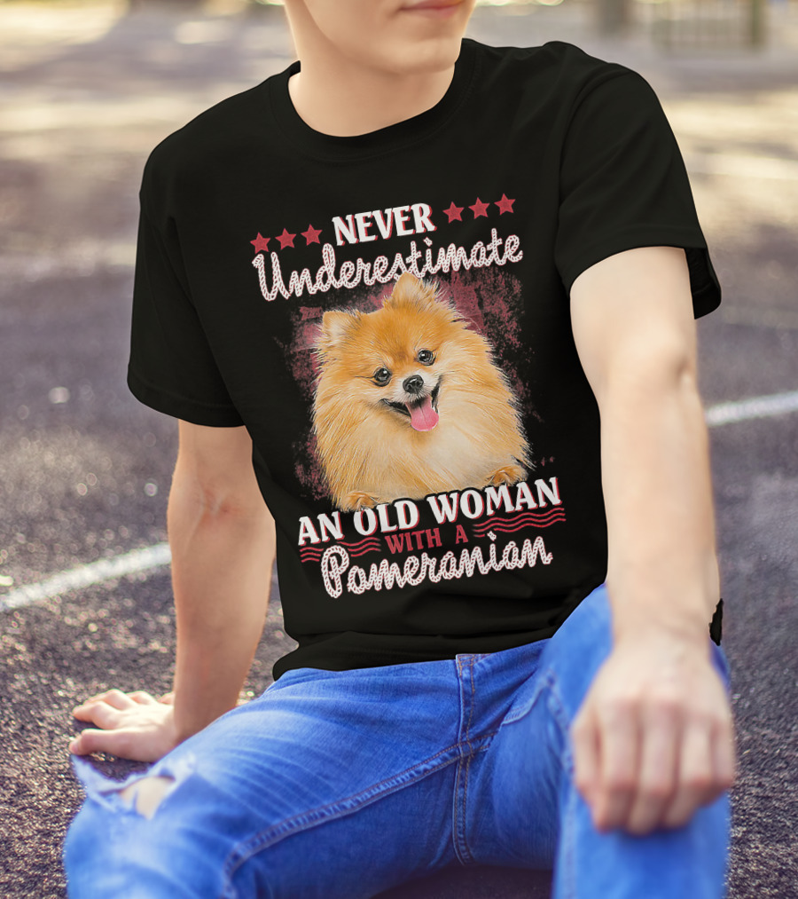 NEVER UNDERESTIMATE AN OLD WOMAN WITH A POMERANIAN T-Shirt