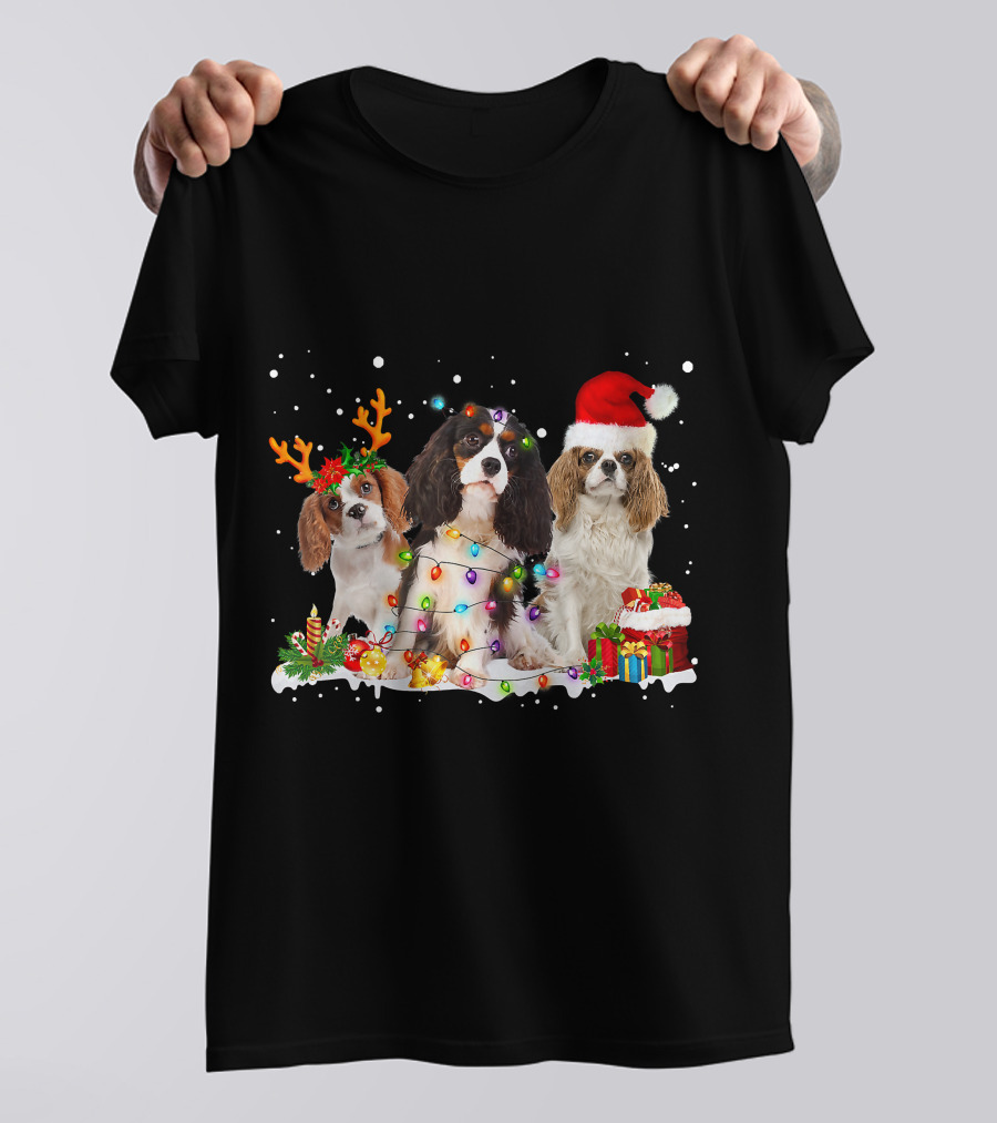 Cavalier King Charles Spaniel Festive Christmas Lights And Santa Hat Snow Scene T-Shirt