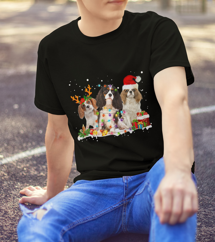 Cavalier King Charles Spaniel Festive Christmas Lights And Santa Hat Snow Scene T-Shirt