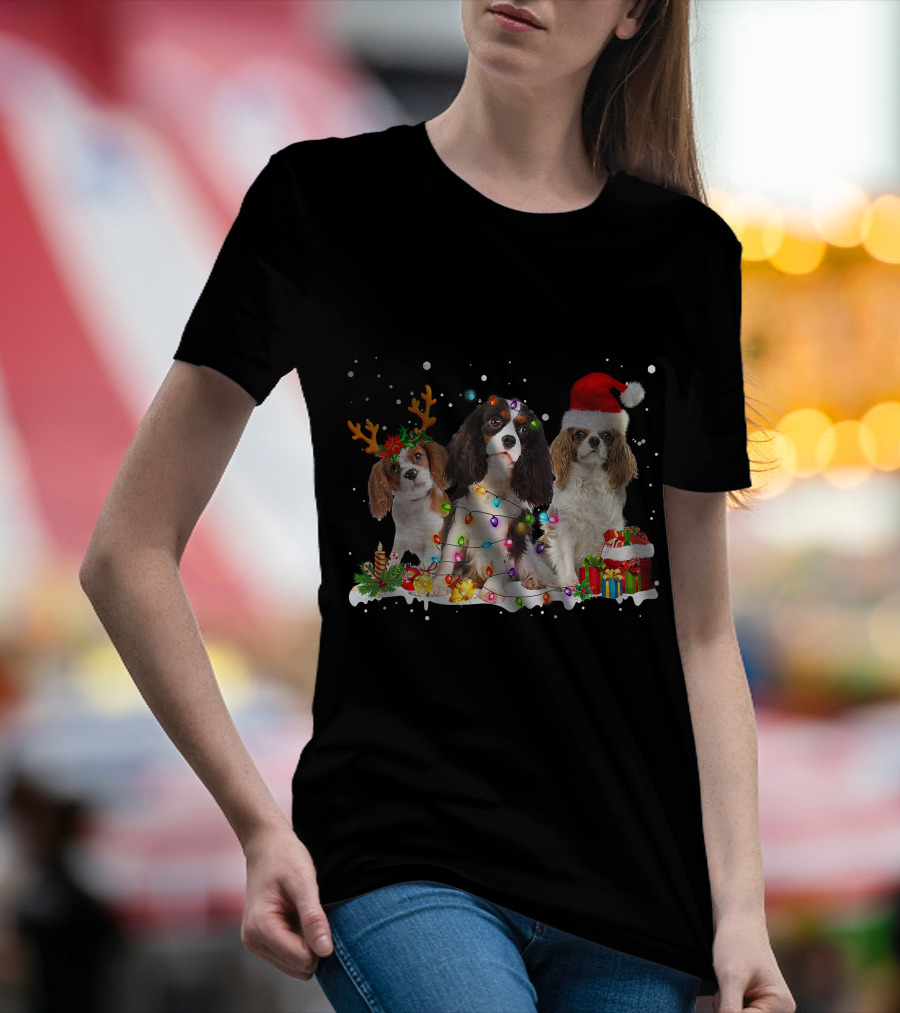 Cavalier King Charles Spaniel Festive Christmas Lights And Santa Hat Snow Scene T-Shirt