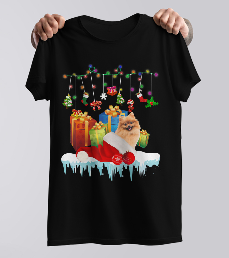 Pomeranian Santa Hat Surrounded By Christmas Gifts And Fairy Lights T-Shirt