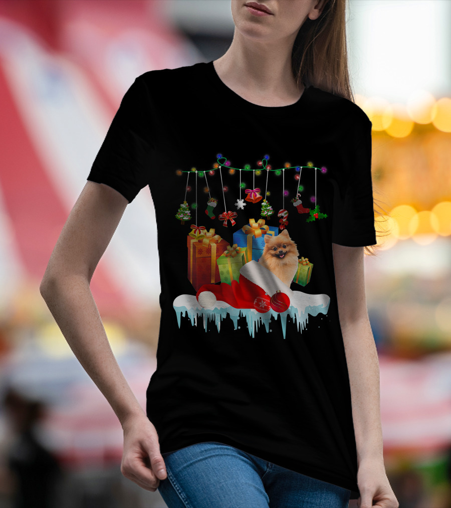 Pomeranian Santa Hat Surrounded By Christmas Gifts And Fairy Lights T-Shirt